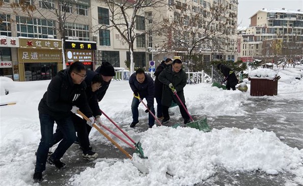 以動制“凍”，溫暖護行——威海產投集團開展清雪行動