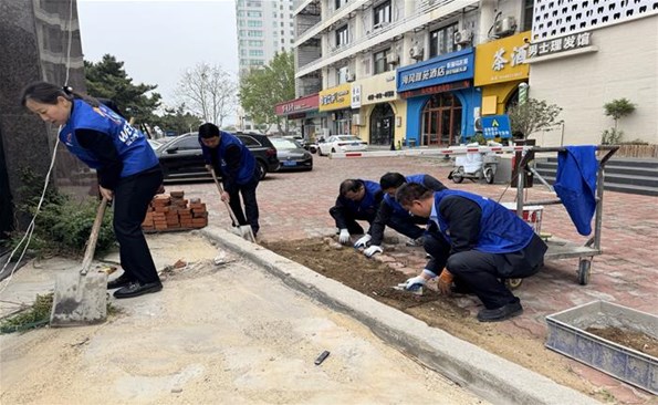路面維修煥新顏 便民服務(wù)暖人心